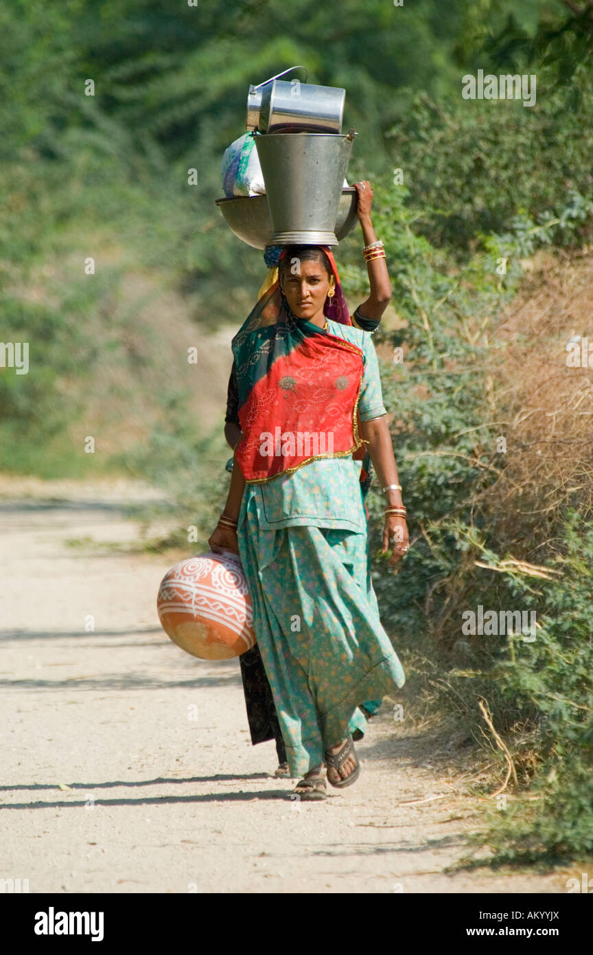 La caste des intouchables ou Dalits, femmes, porter l'eau à l'extérieur du village de Nimaj, dans le centre du Rajasthan, Inde. Banque D'Images