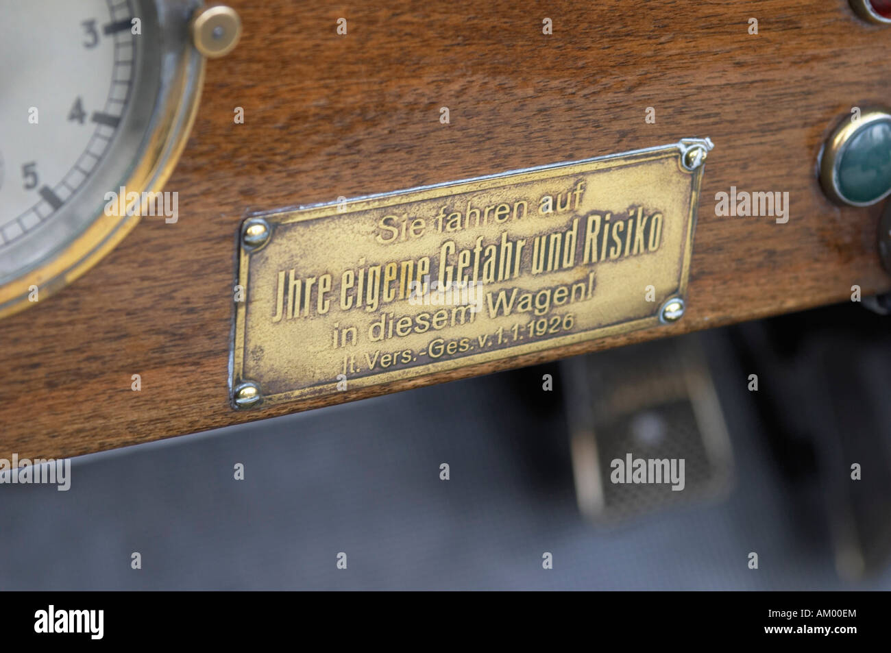 Signe de laiton dans une voiture vintage Sie fahren auf Ihre conseils eigene Gefahr und Risiko in diesem Wagen (conduite à vos propres risques en th Banque D'Images