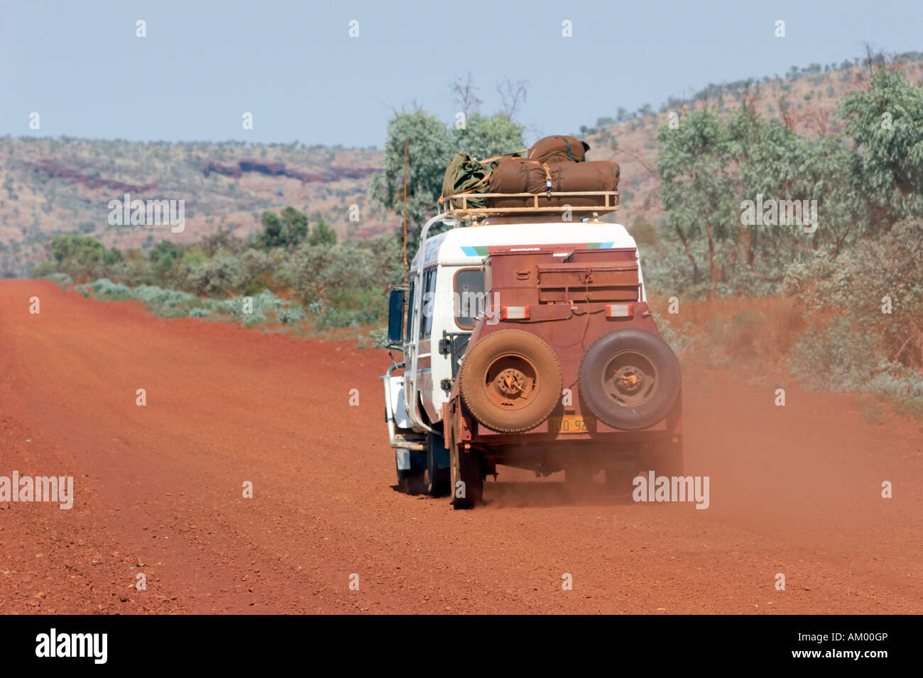 Toyota Landcruiser FJ 75 Arkana safari location de la conduite sur route de derrière en parc national de Karijini austral de l'ouest de la région de Pilbara Banque D'Images