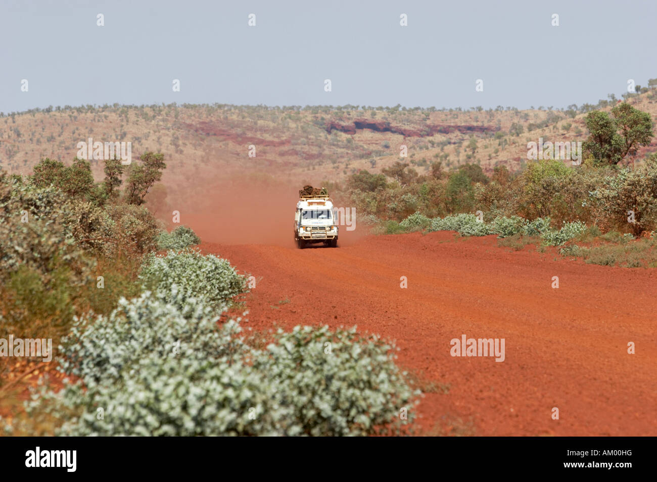 Toyota Landcruiser FJ 75 Arkana safari voiture roulant sur une route rouge dans la région de Pilbara Parc national de Karijini australie occidentale WA Banque D'Images