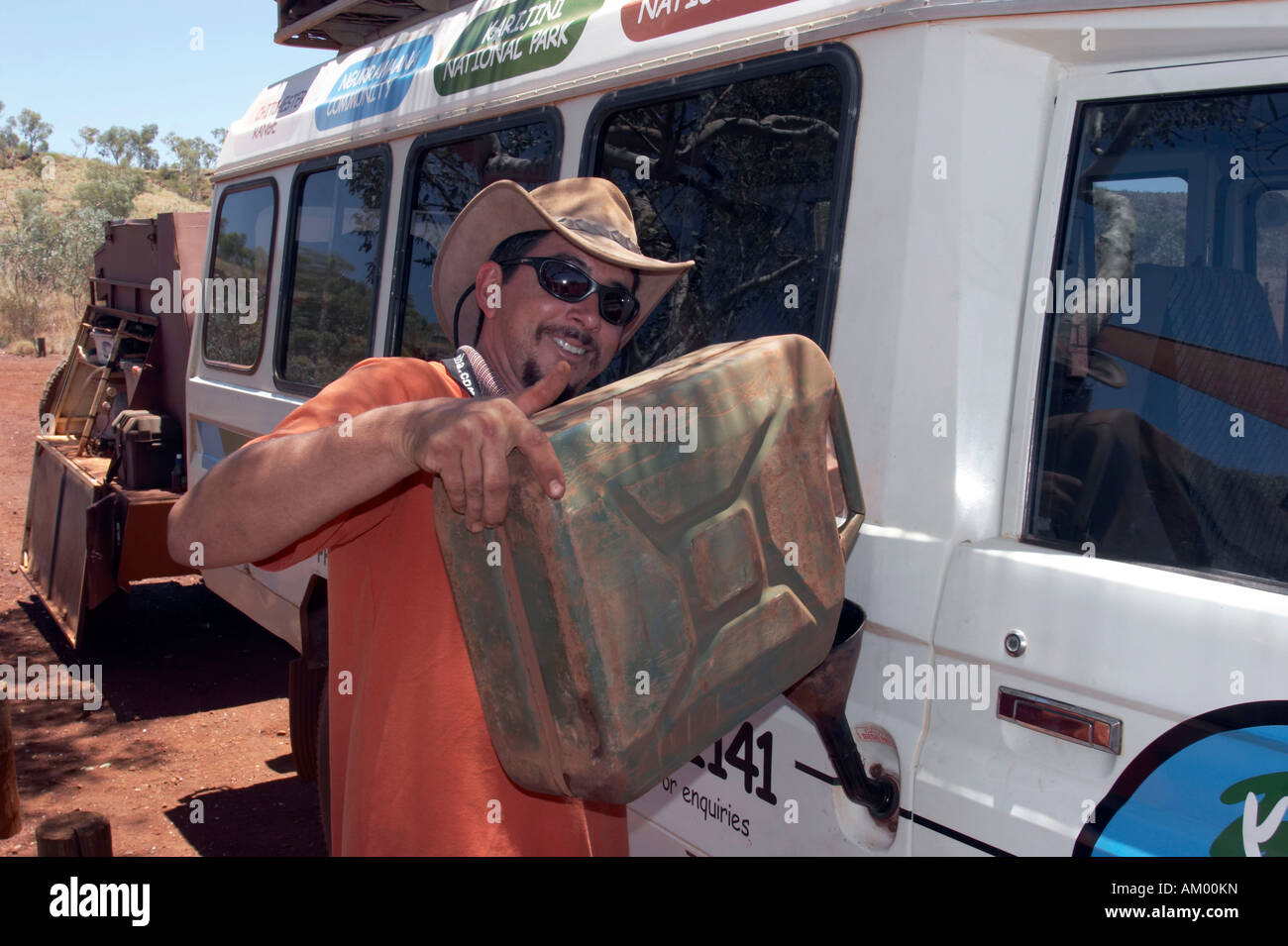 Tour guide faire le plein d'essence par Jerry peut Banque D'Images