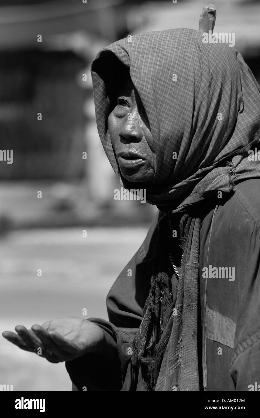 Mendiant tendant la main pour les dons, Aungban, l'État Shan, en Birmanie (Myanmar), Banque D'Images