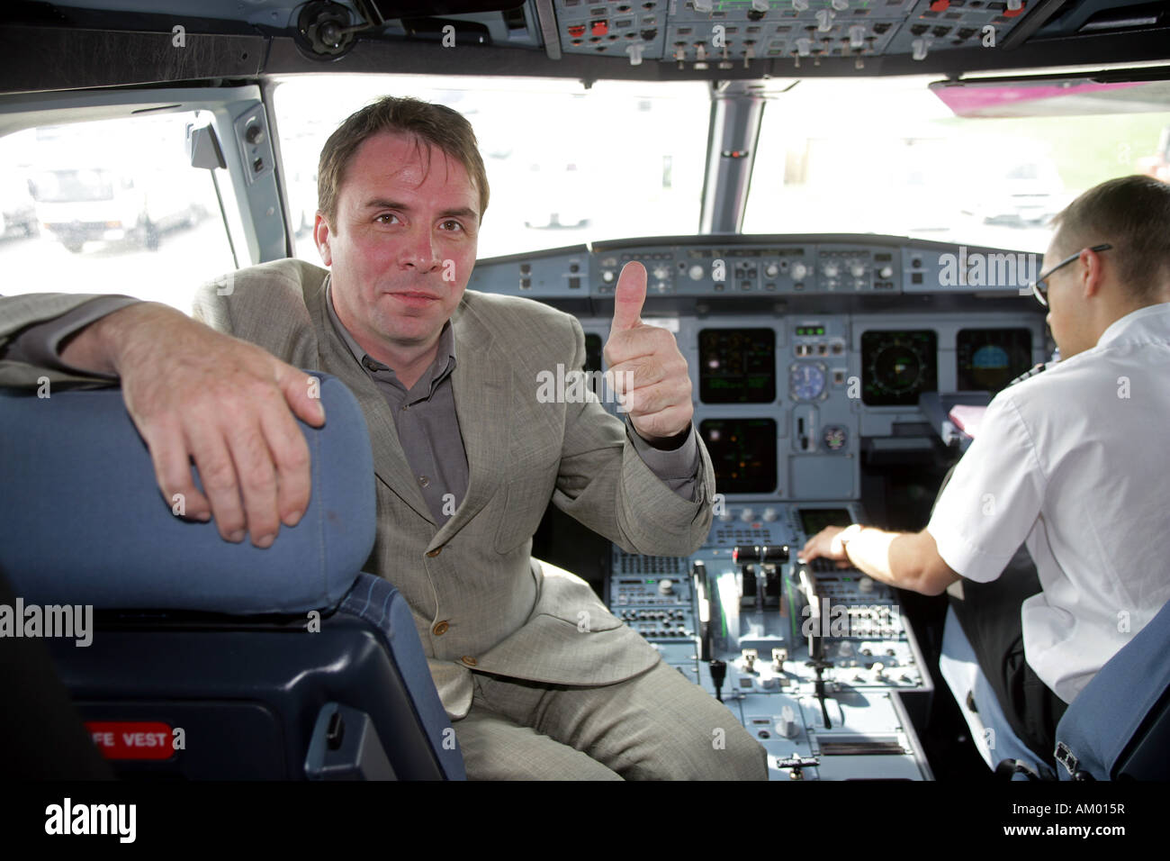 József Váradi PDG de Wizz Air au cockpit d'un Airbus A 320 Banque D'Images