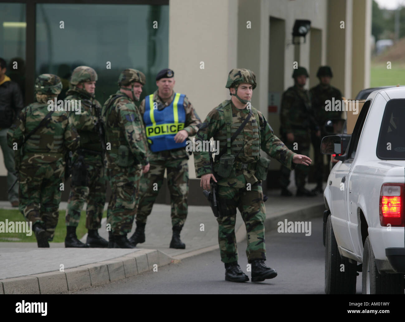 Les soldats américains observer la base aérienne US, Spangdahlem Rhénanie-palatinat Allemagne Europe Banque D'Images