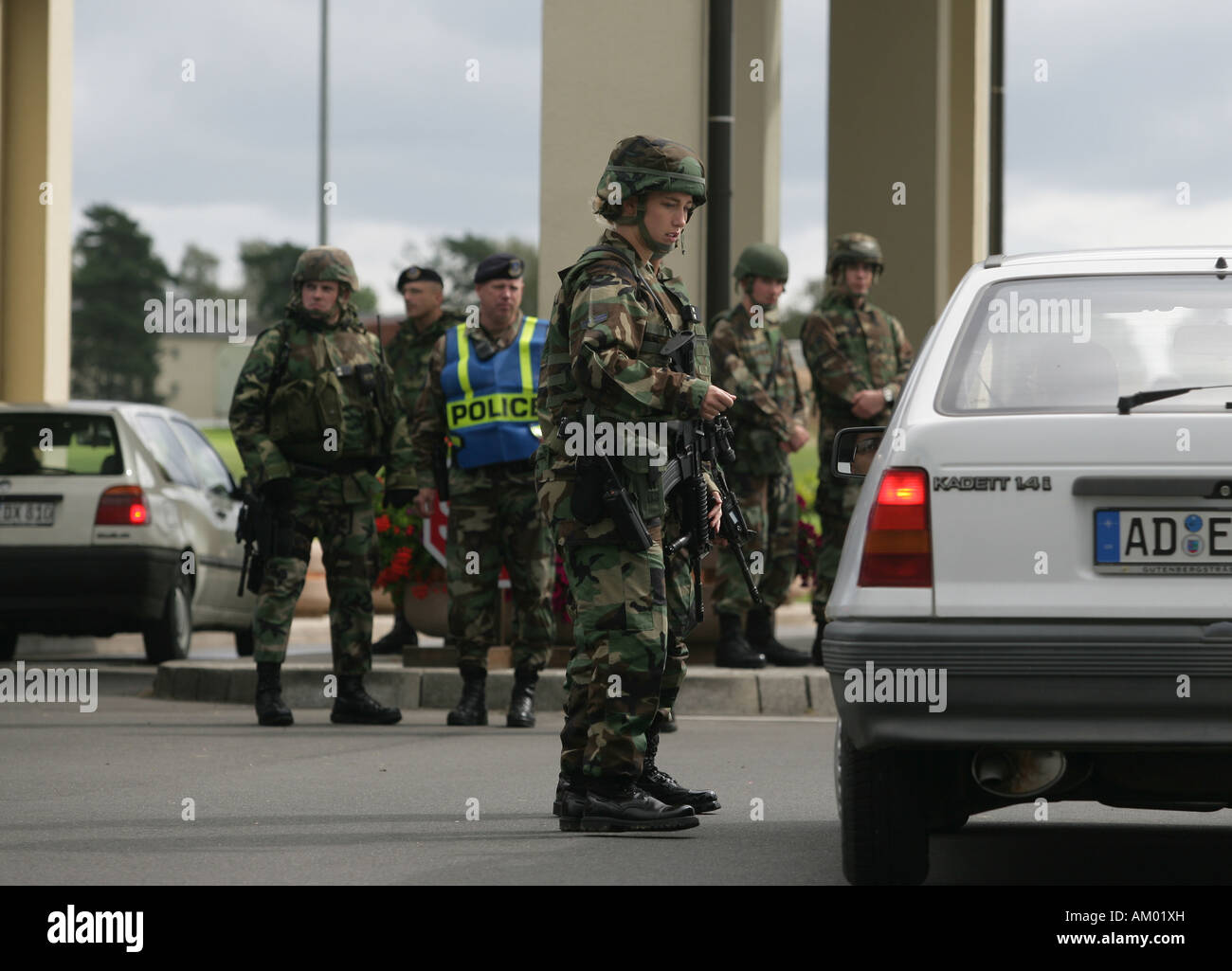 Les soldats américains observer la base aérienne US, Spangdahlem Rhénanie-palatinat Allemagne Europe Banque D'Images