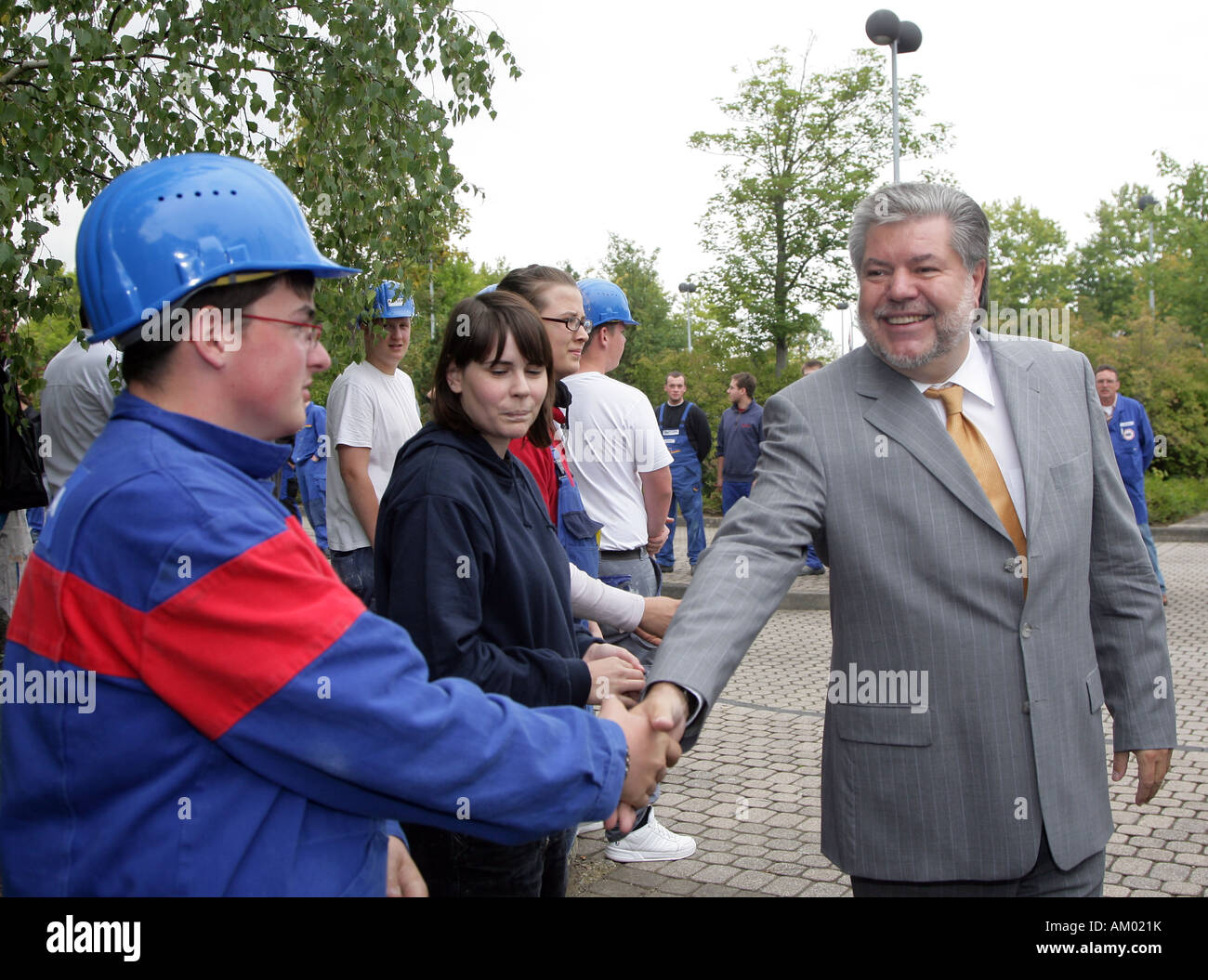 Kurt Beck, Premier ministre en Rhénanie-Palatinat et président du SPD, serrant la main avec les stagiaires Banque D'Images