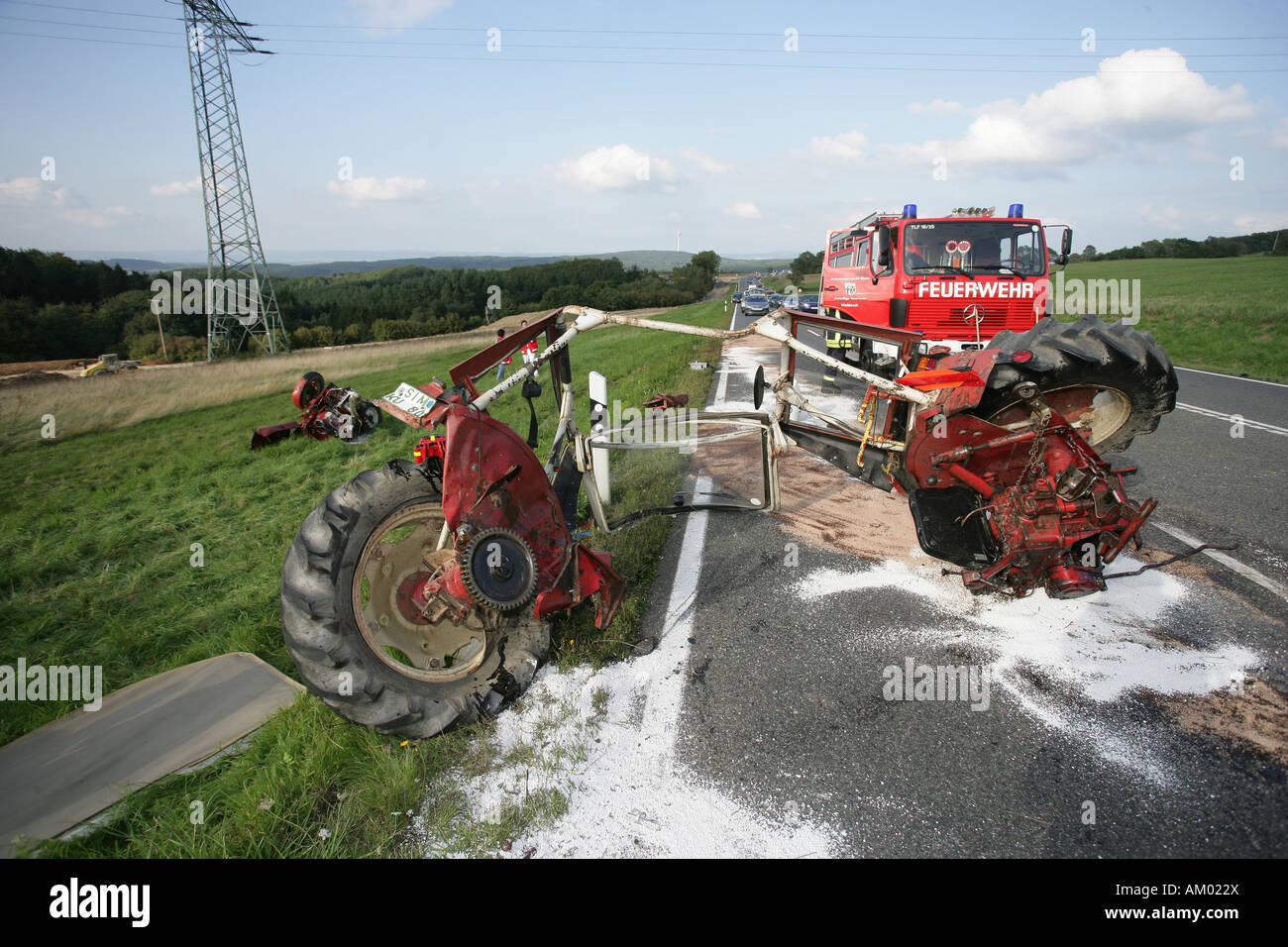 Avec un accident automobile automobil plante un tracteur Banque D'Images