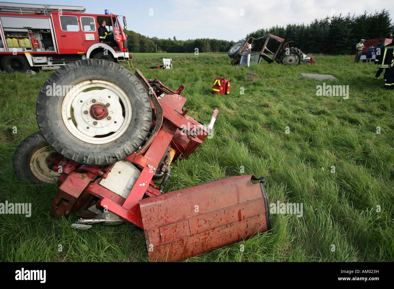 Avec un accident automobile automobil plante un tracteur Banque D'Images