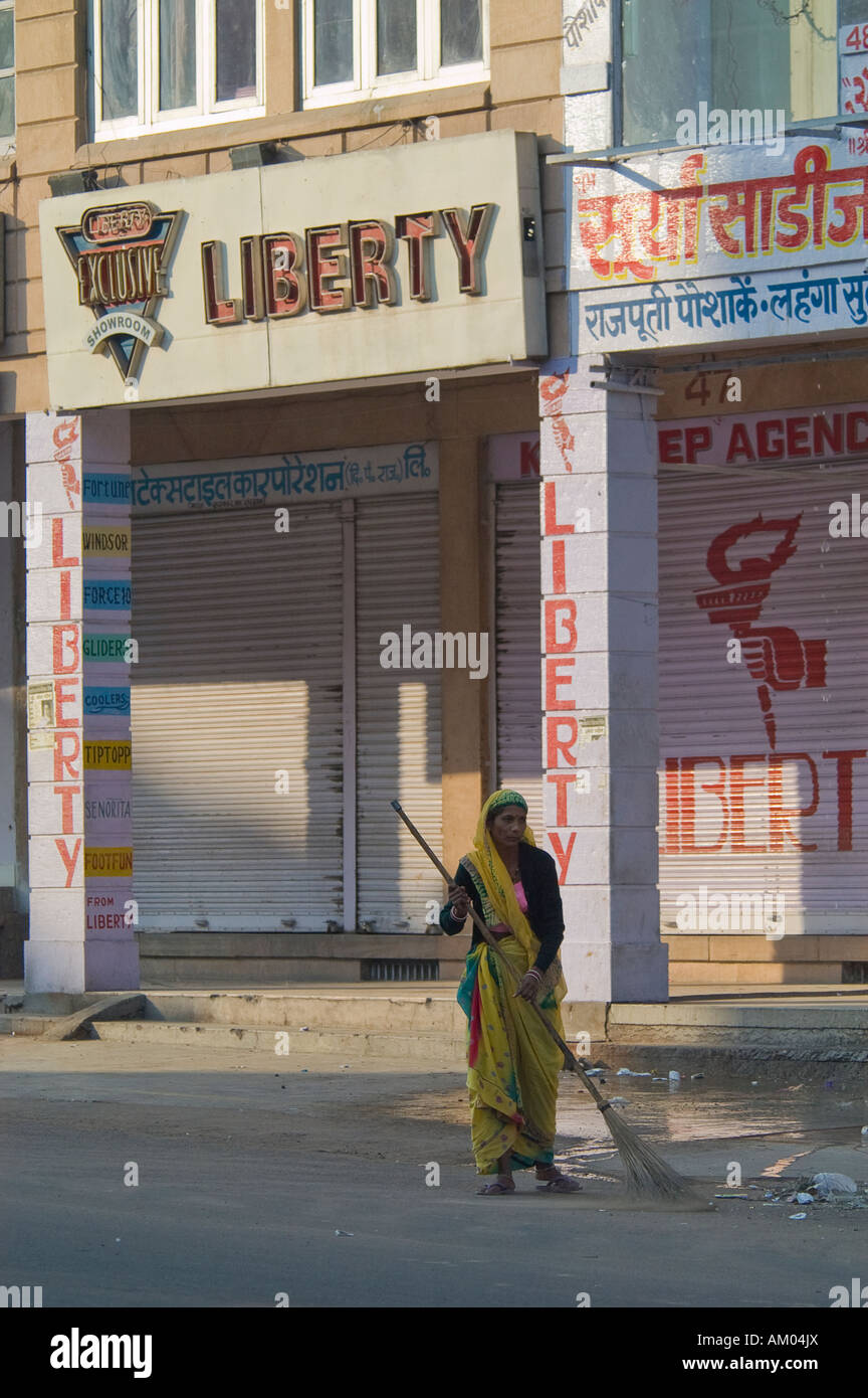 Un dalit, ou intouchable, femme balaie la rue à Jodhpur, Rajasthan, Inde. Banque D'Images