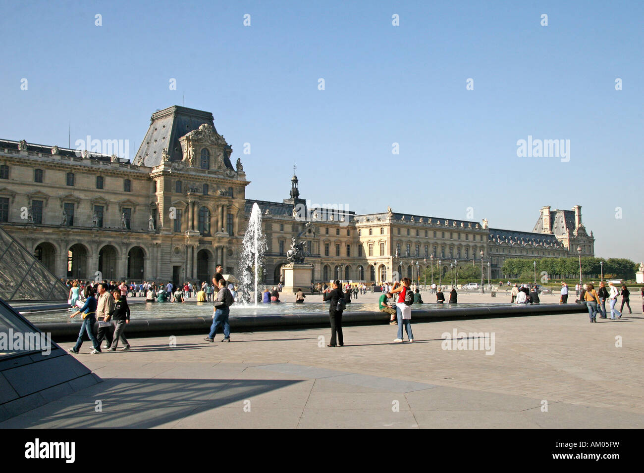 Louvre, aile Denon, Paris, France Banque D'Images