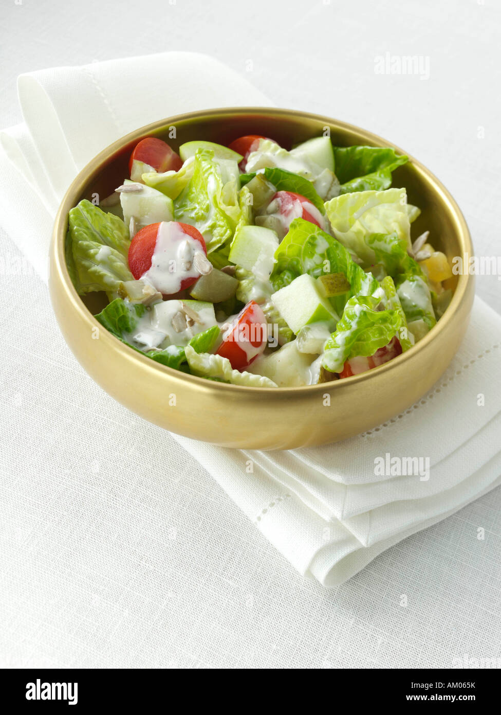 Un bol d'apple et le tournesol salade avec sauce caesar editorial food Banque D'Images