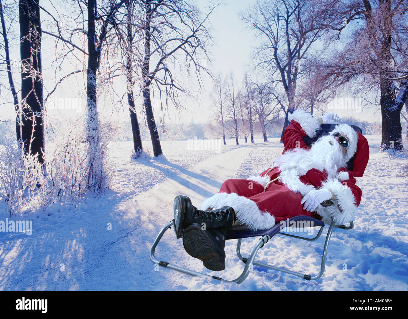 Santa Claus se reposant dans une chaise de toile Banque D'Images