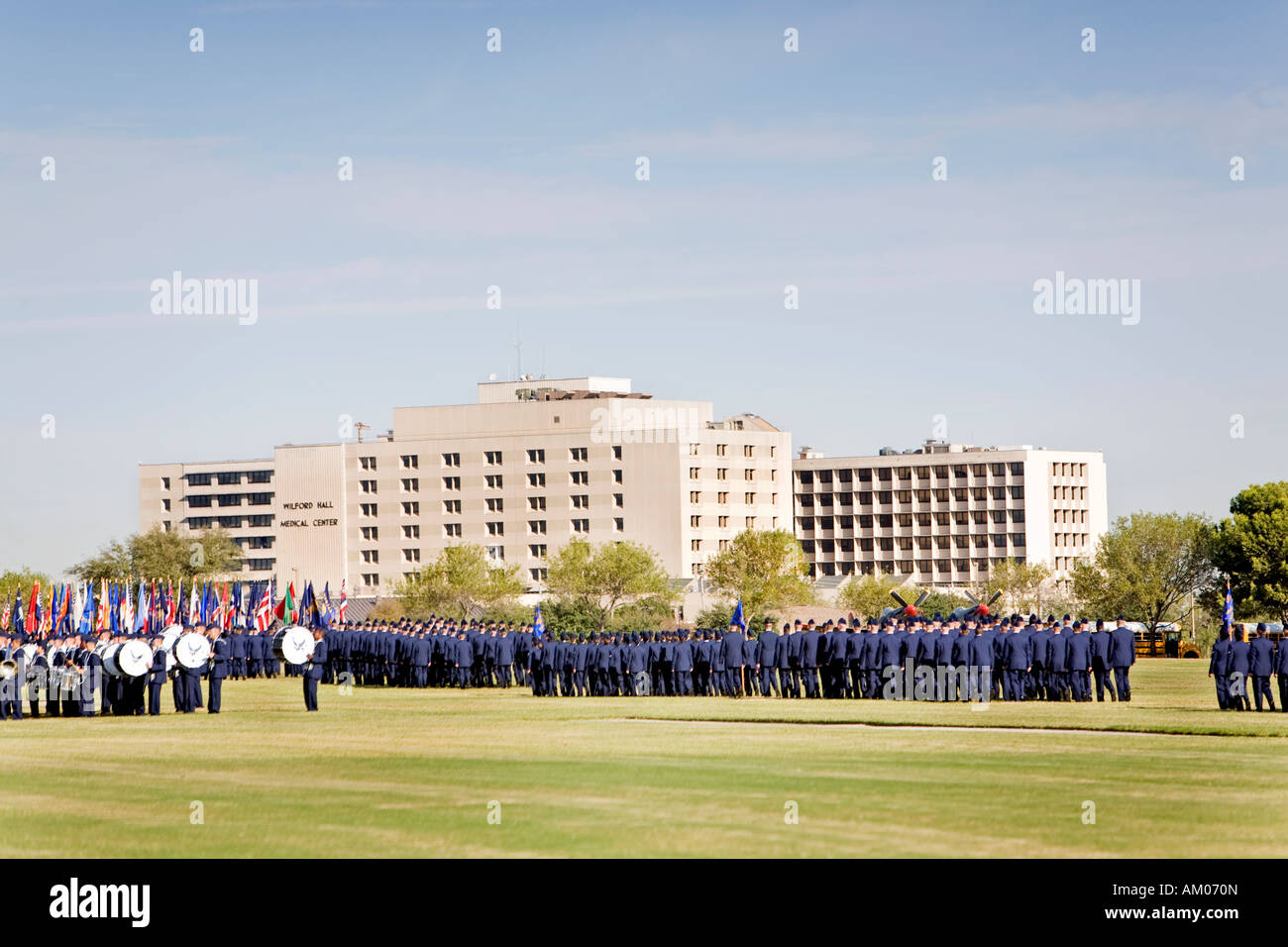 Wilford Hall Medical Center avec des aviateurs de l'USAF marche sur le champ de parade en face du bâtiment Banque D'Images