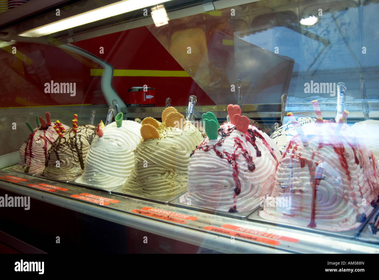 Des glaces italiennes typiques en vente dans une vitrine réfrigérée à un  glacier en Ag sur le lac de Garde, Italie Photo Stock - Alamy