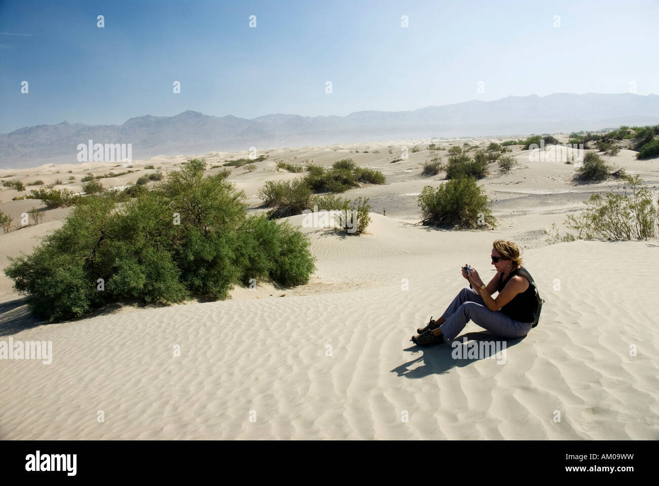 Femme assise dans la vallée de la mort, désert de Mojave, Californie, USA Banque D'Images
