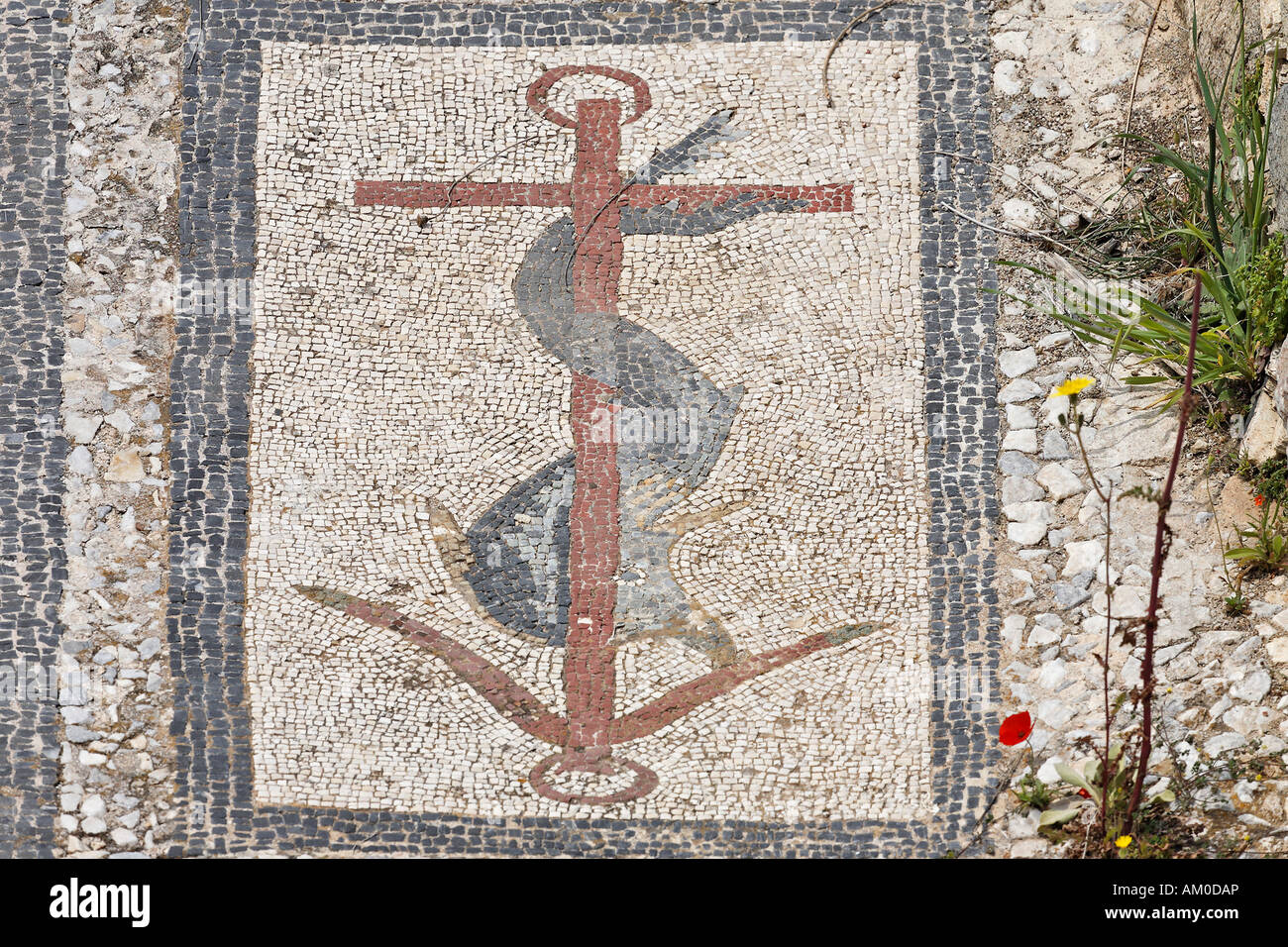 Mosaïque avec motif commun de dauphin et d'ancre, Delos, Grèce Banque D'Images