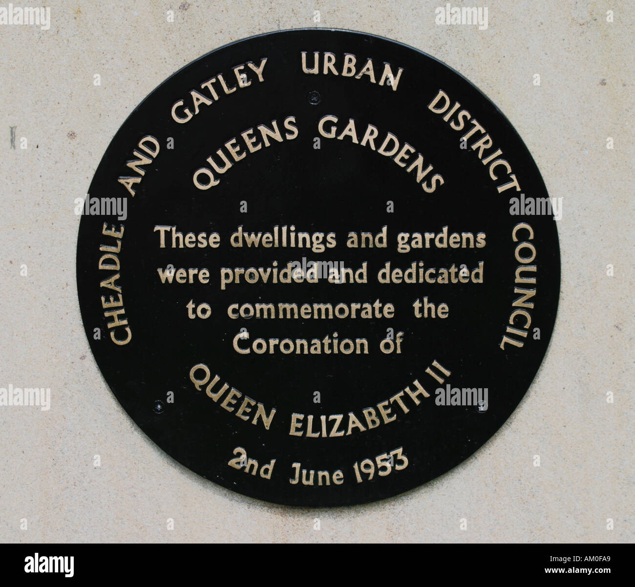 Queens Garden's, cheadle village, Stockport, Cheshire. La plaque indique : 'cheadle et gatley Urban District Council. Queens Garden. Ces dewellings et jardins ont été fournis et dédié à commémorer le couronnement de la reine elizabeth ii, le 2 juin 1953' Banque D'Images