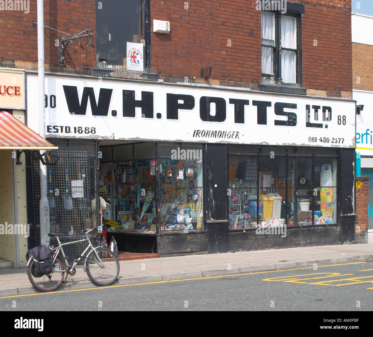 Harry Potts, une quincaillerie traditionnelle. Castle Street. edgeley, Stockport. Banque D'Images