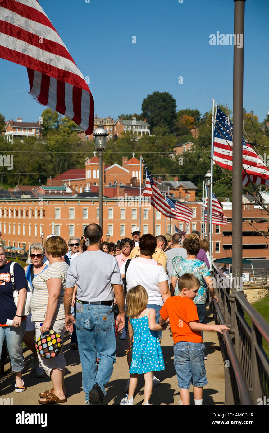 Les gens à pied à travers l'ILLINOIS Galena bridge à l'autre événement annuel de l'artisanat équitable American flags Banque D'Images