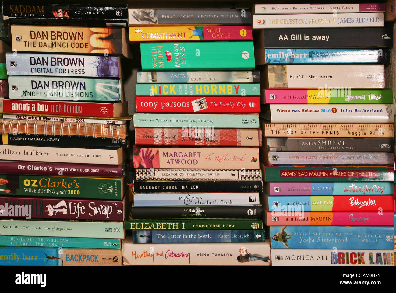 Livres étagère étagère étagère pile de lecture Banque D'Images