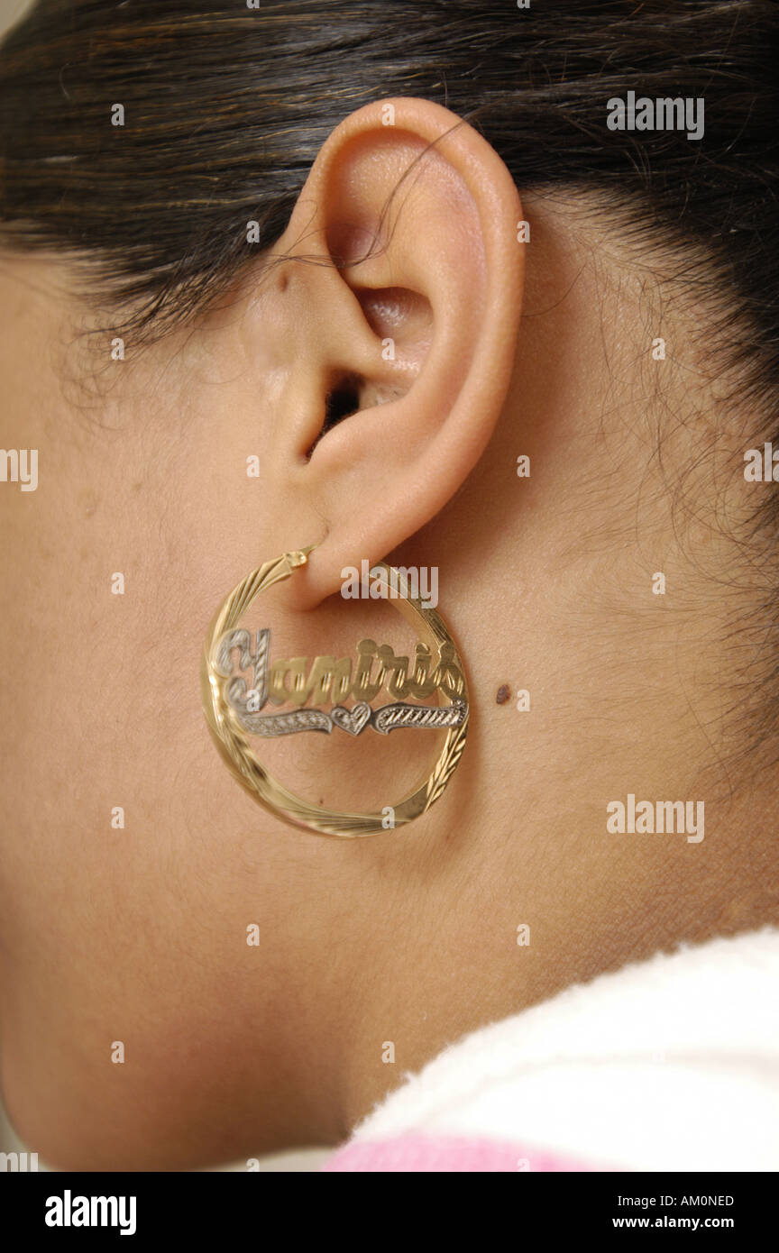 Grandes boucles d'oreille boucles d'oreilles percées oreilles aide auditive  audition dangly earring Photo Stock - Alamy