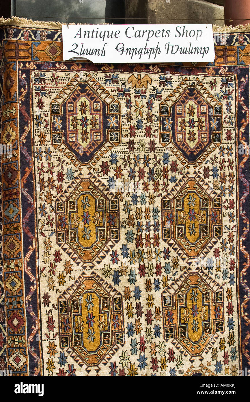 L'ARMÉNIE Erevan Signer dans la langue arménienne posté sur orienta tapis affichés à l'extérieur store de tissage complexes qui Banque D'Images