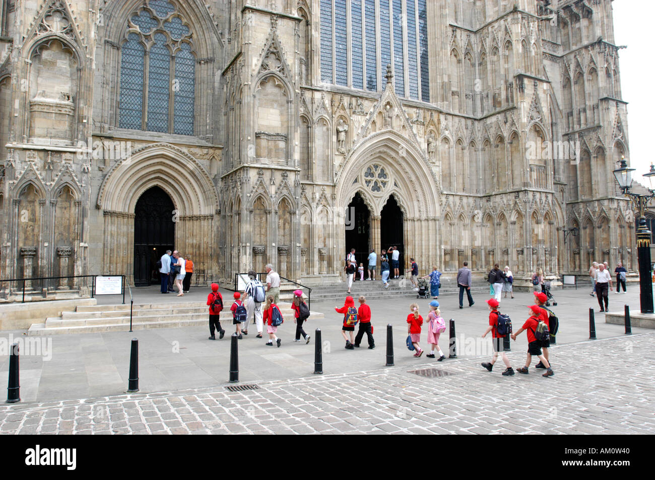 Les enfants de l'école visitez La cathédrale York Angleterre tourisme et voyage Banque D'Images