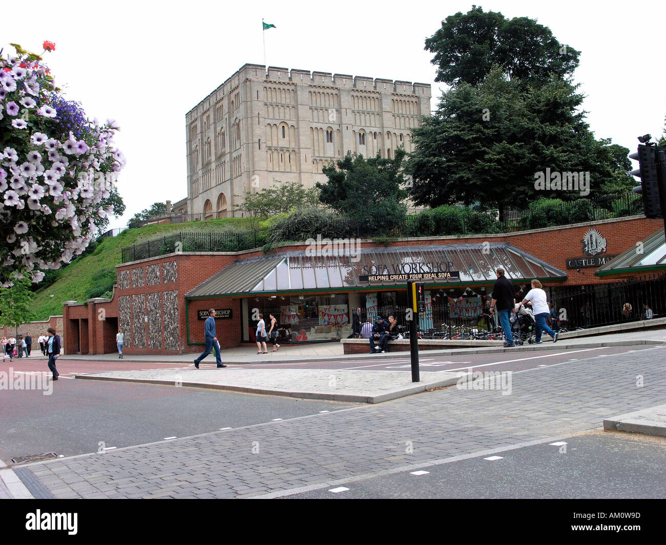 Le château de Norwich et le Castle Mall shopping center Banque D'Images