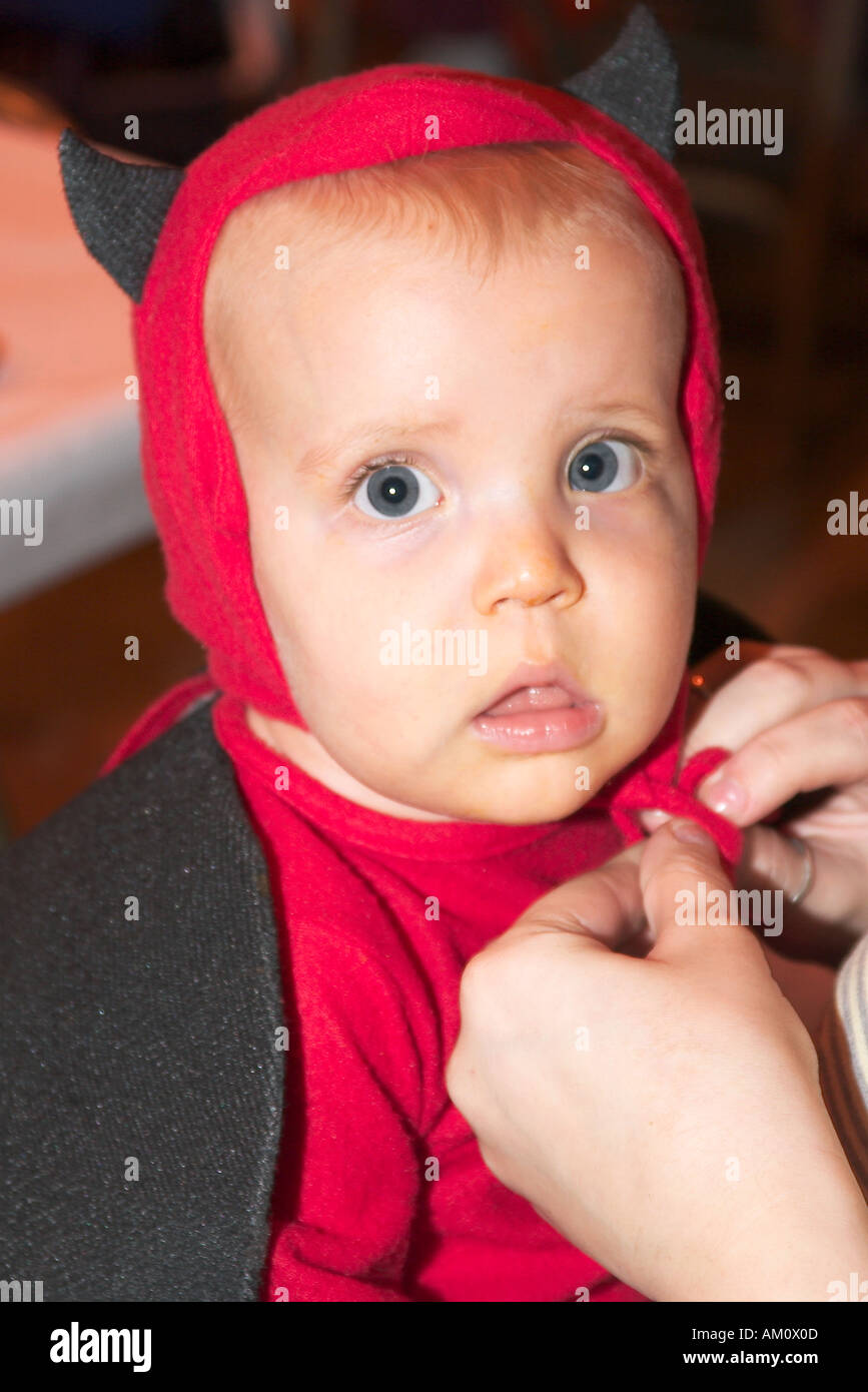 Adorable enfant habillé comme un petit diable pour Halloween, célébrant aux USA. Banque D'Images