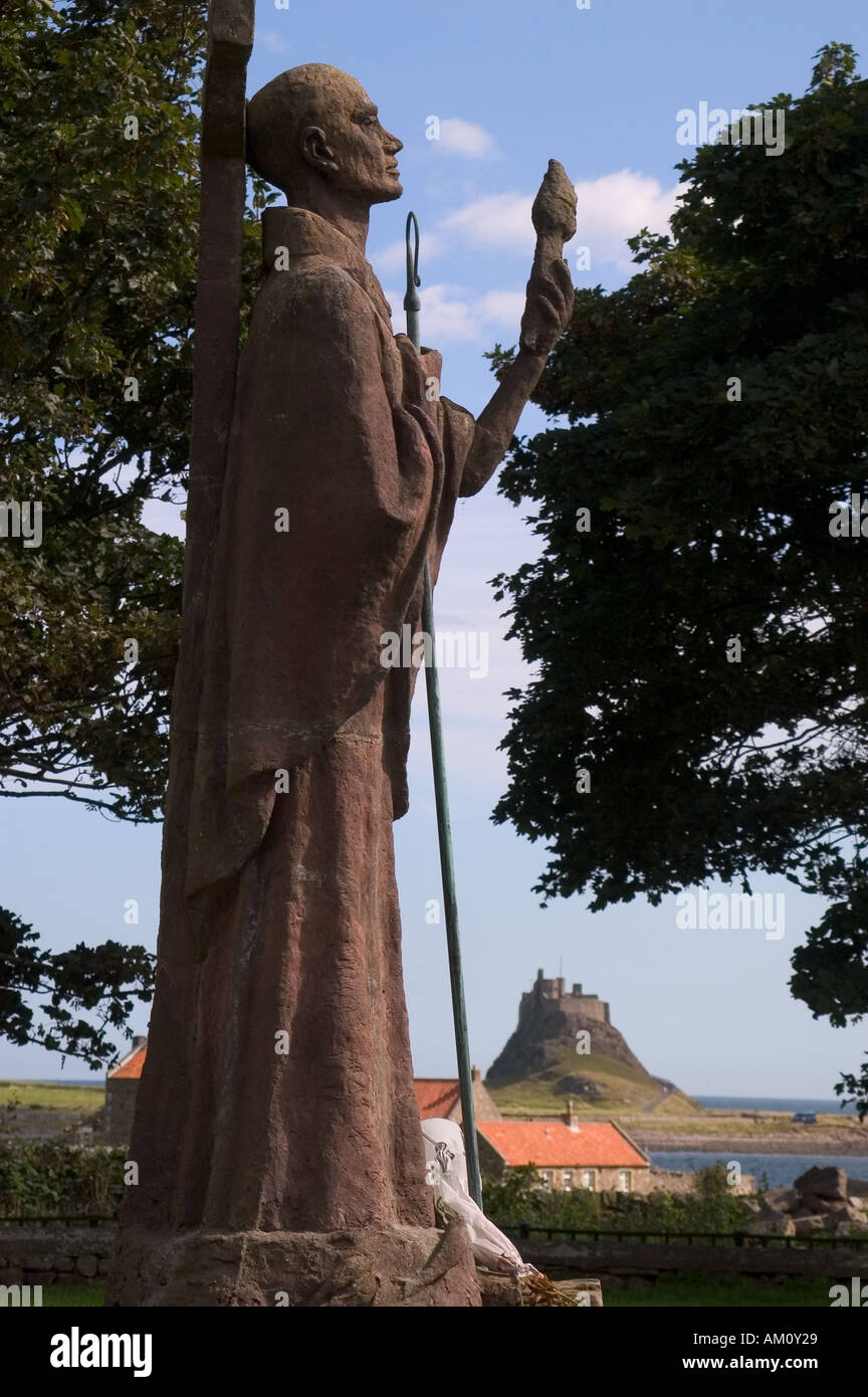 Saint Aidan s statue dans les motifs de la Sainte Église de l'Île Northumberland Lindisfarne Banque D'Images