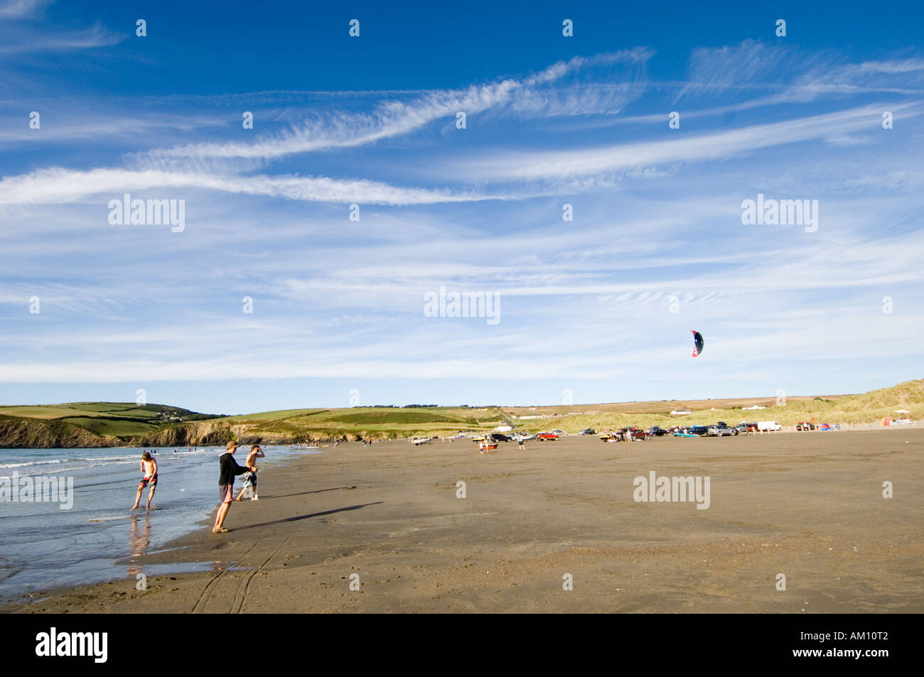 Les gens sur la plage de sable à la fin d'une journée d'été, le parc national de pembrokeshire Newport West Wales UK Banque D'Images