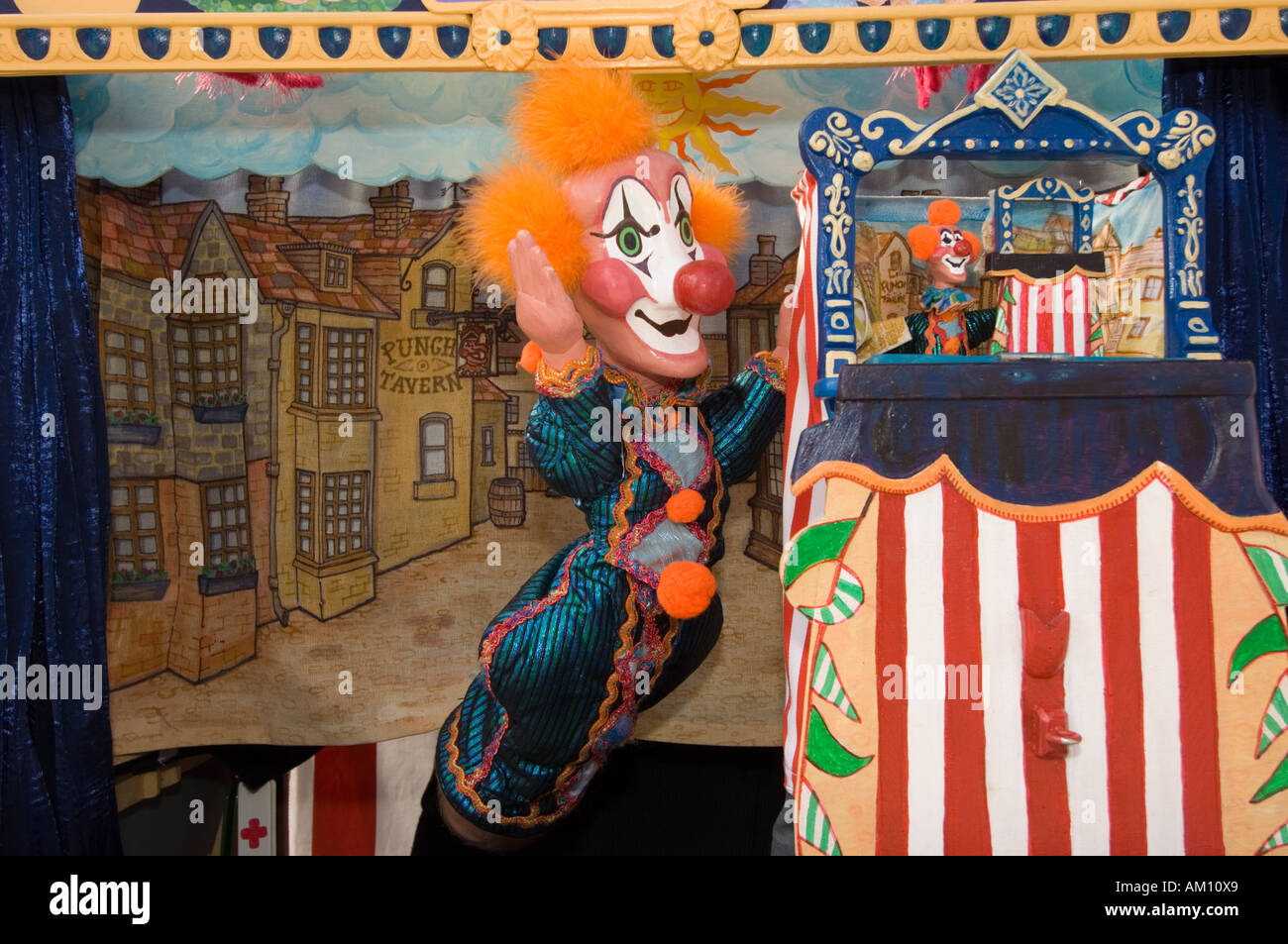 Marionnette Clown dans un Punch et Judy stand traditionnel ; la station entertainment UK Banque D'Images