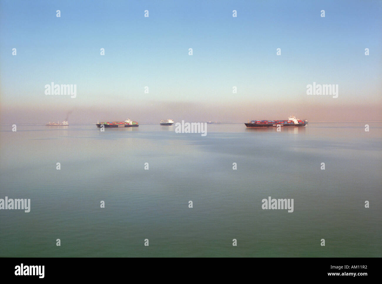 Navires en appui sur le Grand lac Amer du Canal de Suez dans le Moyen-Orient. Banque D'Images
