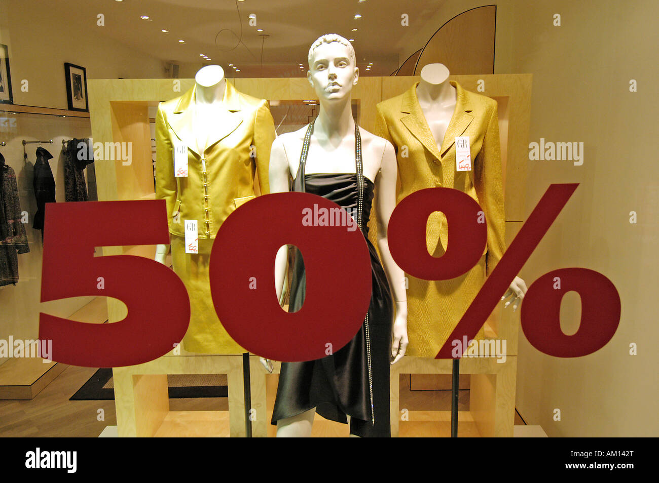 Boutique - Shop - shop publicité fenêtre fenêtre avec ladies' fashion - 50  % de réduction. Banque D'Images