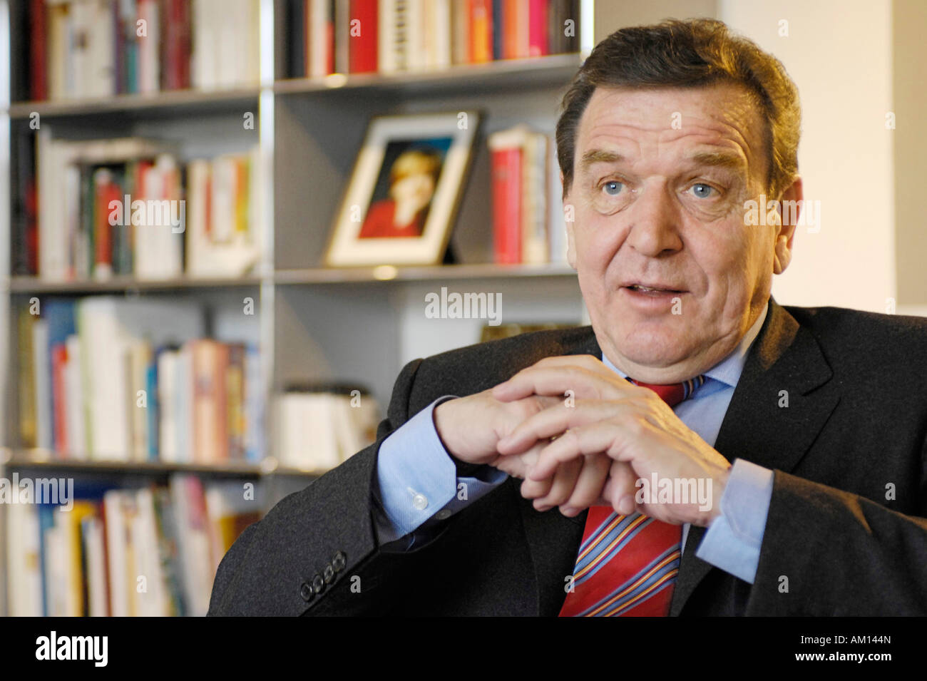 Interview dans son bureau à Berlin, Unter den Linden 50. Gerhard Schröder SPD ancien chancelier fédéral , Berlin. Banque D'Images
