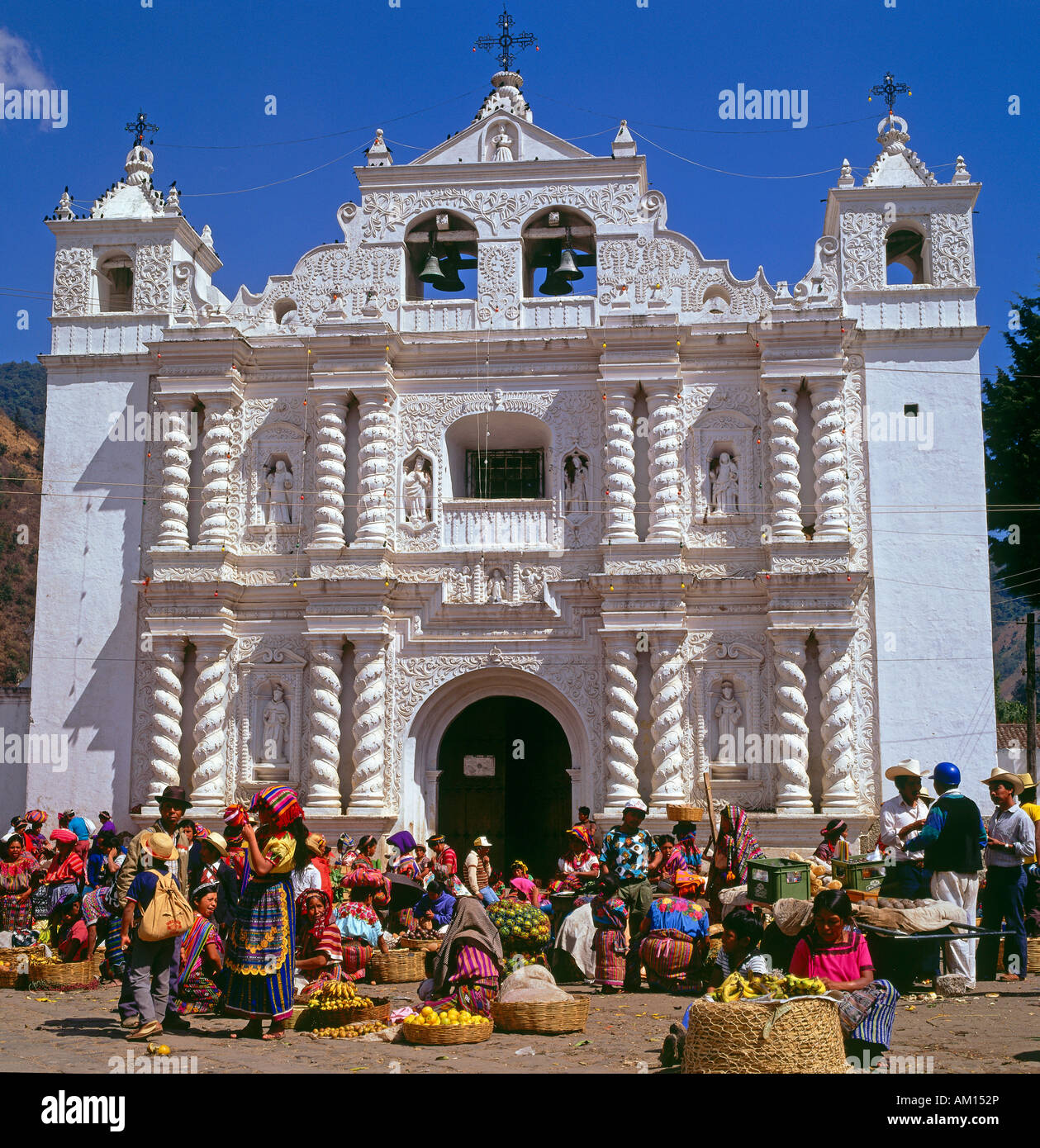 Marché et Église baroque à Zunil, Guatemala Banque D'Images