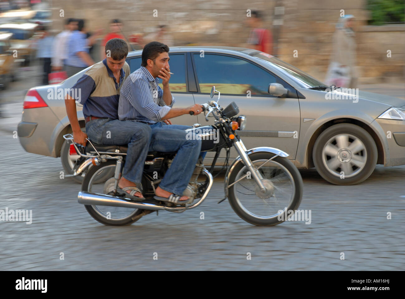 Les hommes à moto, Urfa, Anatolie, Turquie Banque D'Images