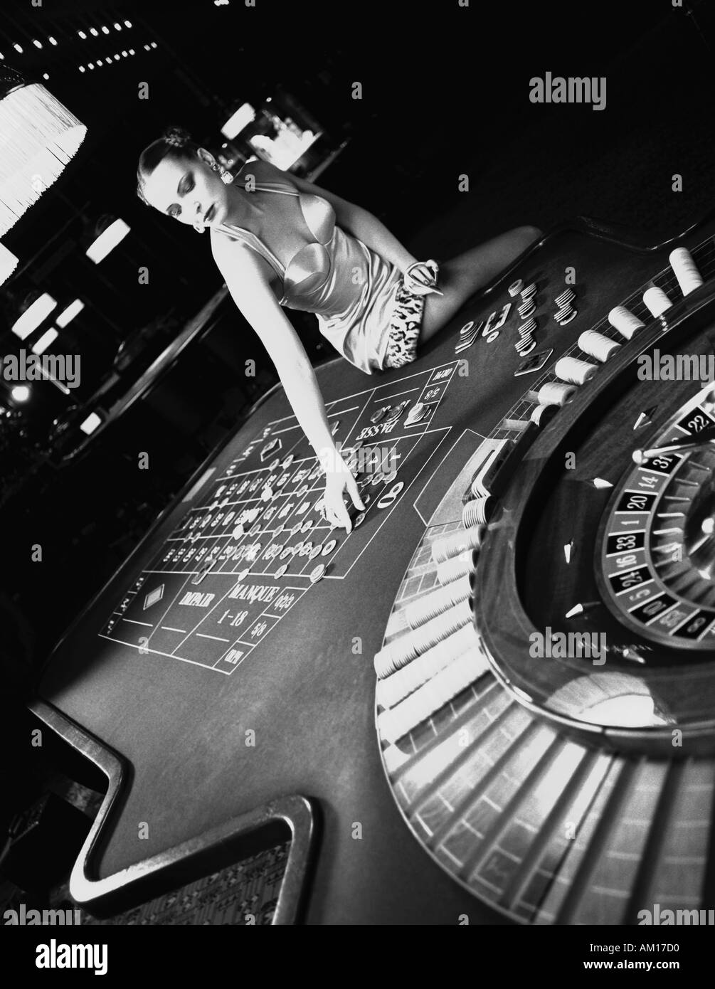 Woman playing roulette Banque D'Images