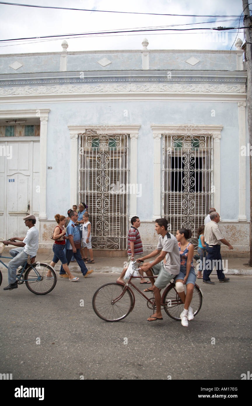 Les cyclistes, La Havane, Cuba Banque D'Images