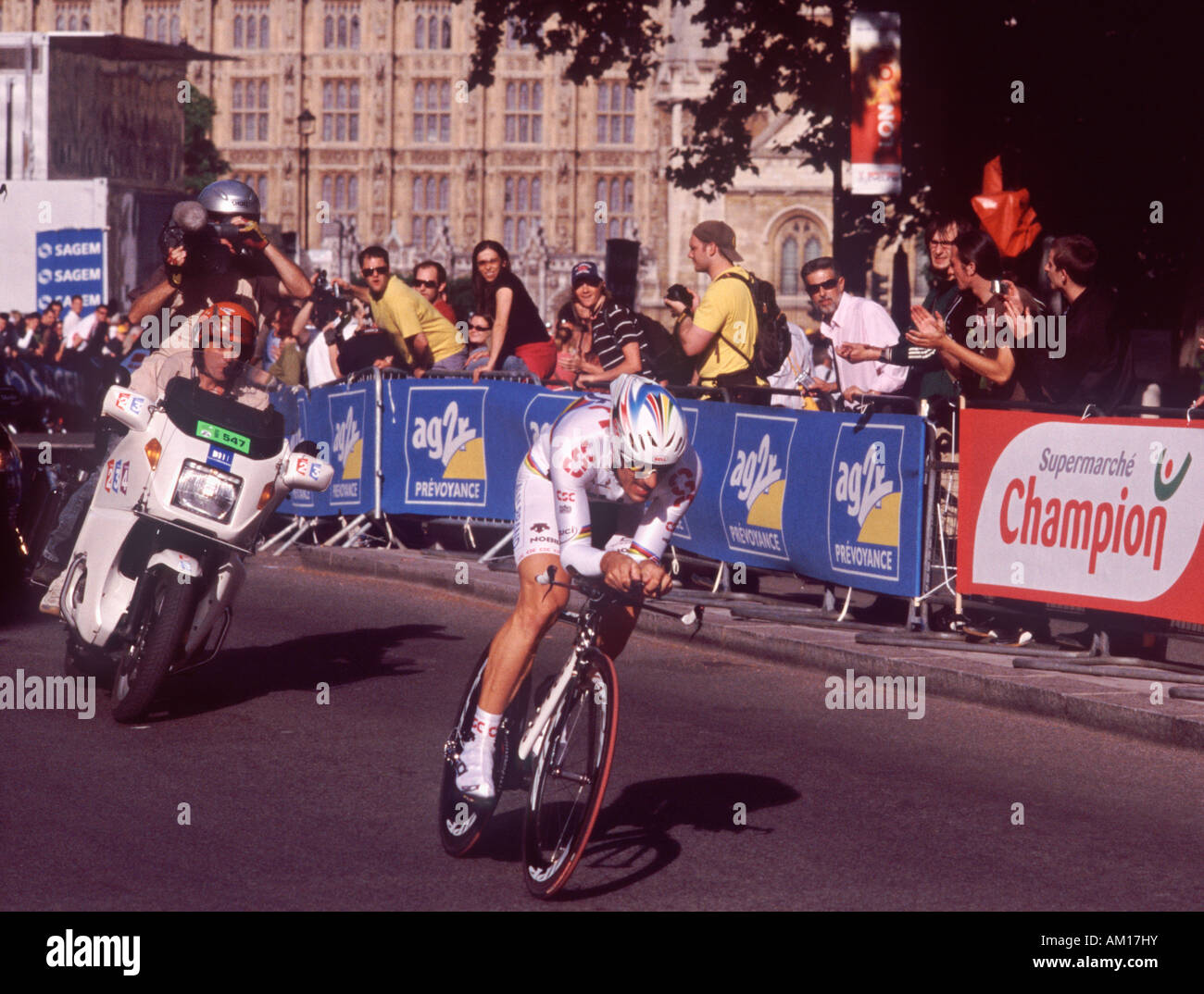 Tour de France 2007, Londres : temps trialist laissant premier virage du prologue à la place du Parlement, Westminster, Londres, Angleterre Banque D'Images