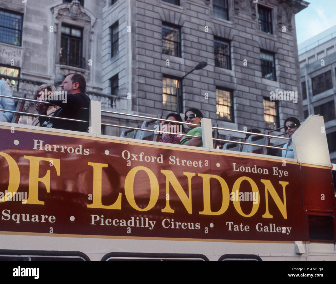 Les touristes en haut de London tour doubledecker bus avec panneau indiquant endroits célèbres, Piccadilly, Mayfair, Londres Banque D'Images