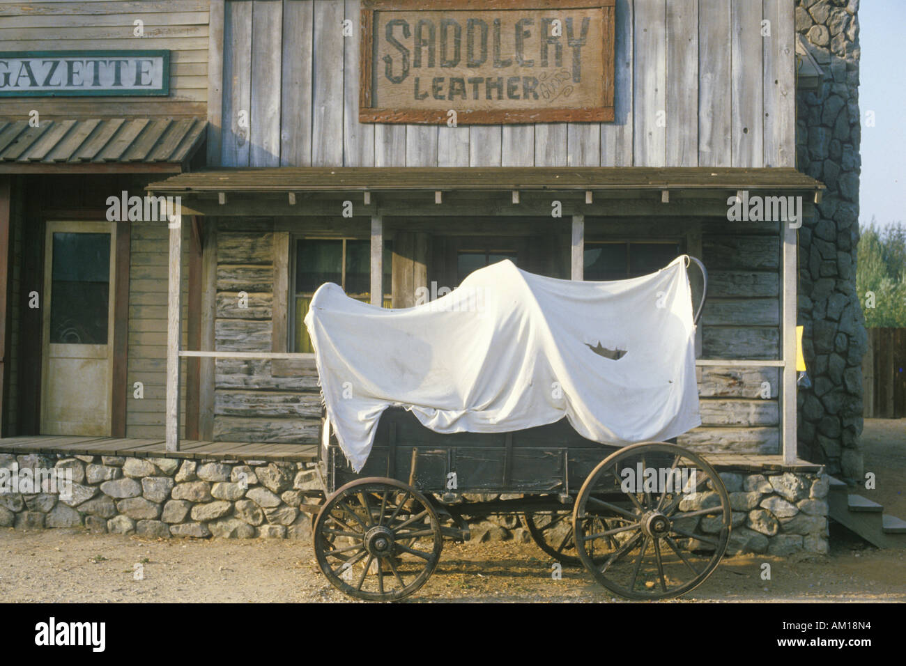 Wagon couvert en face de la boutique store à Paramount Ranch Los Angeles CA Banque D'Images