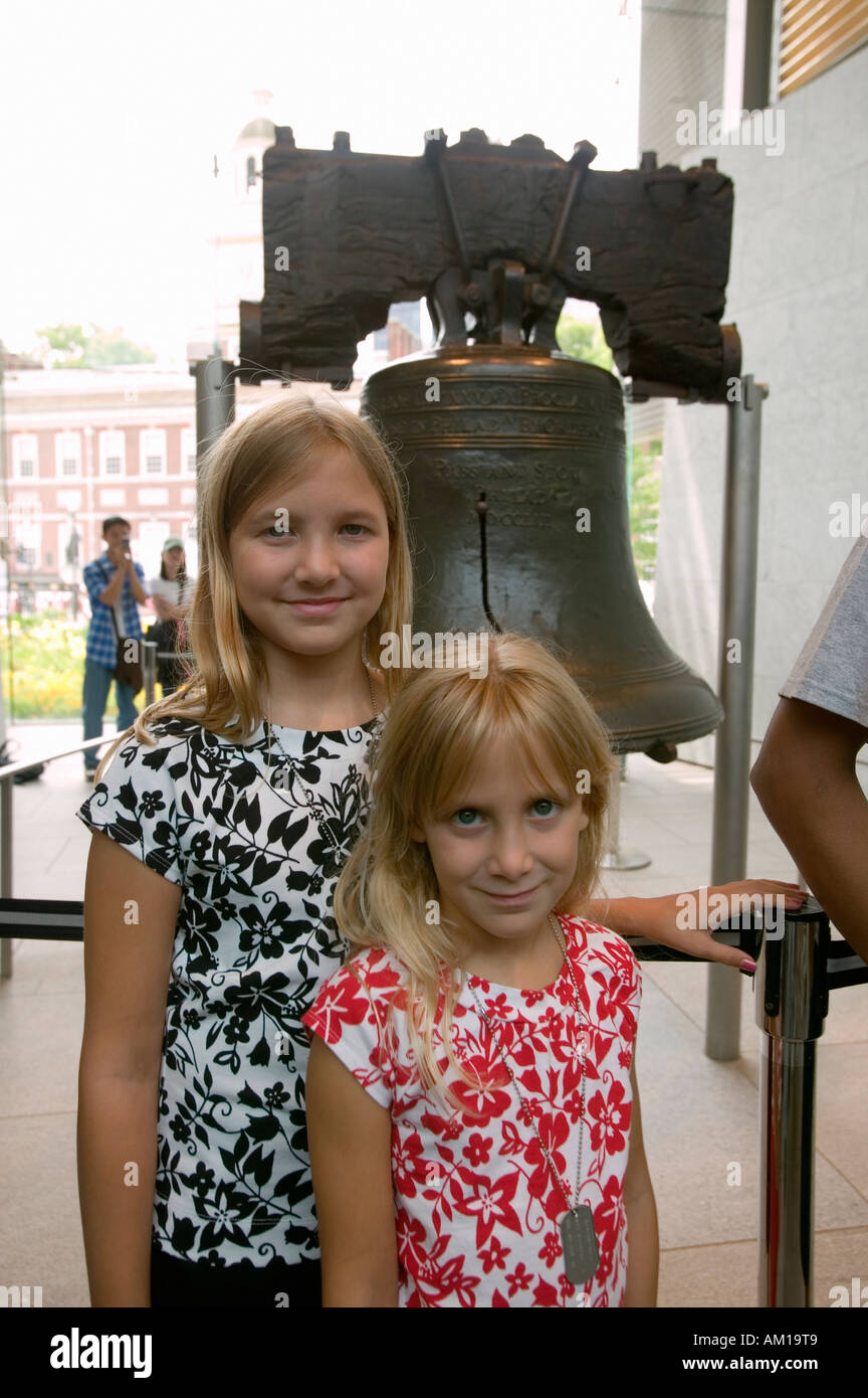 Deux sœurs blondes se tenir en face de Liberty Bell Liberty Bell au centre en face de l'Independence Hall dans la zone historique de Banque D'Images