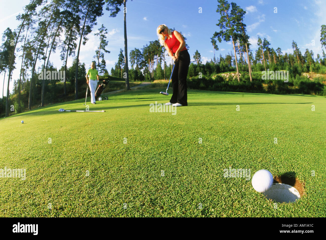 Deux femmes mise sur golf en Suède Banque D'Images