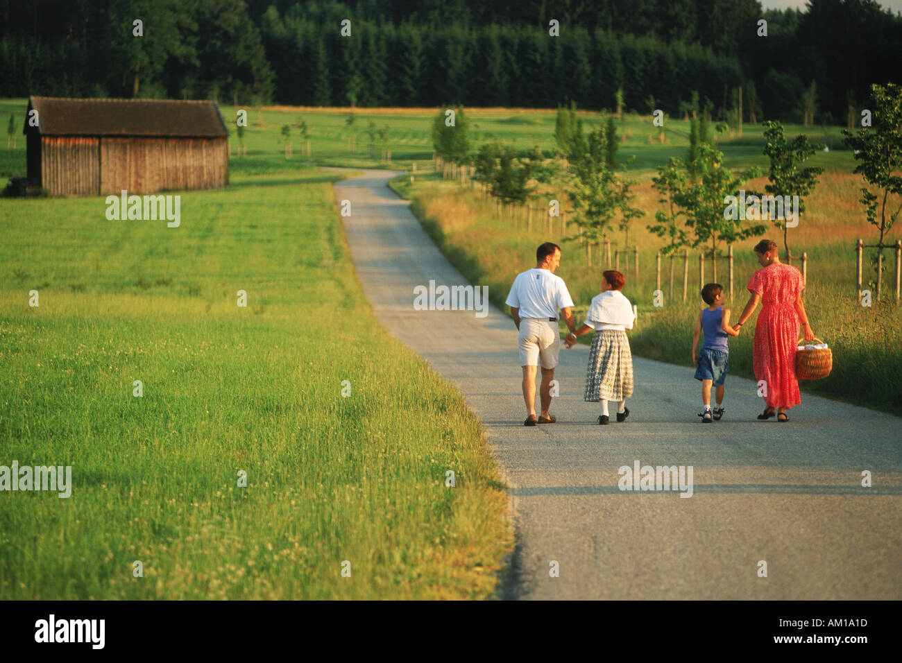 Famille de quatre sur route de campagne près de Munich en Allemagne Banque D'Images