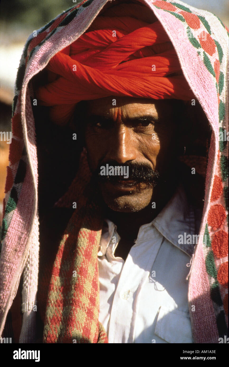 Désert du Rajasthan indien tribal homme portant un turban rouge soigneusement attaché à la recouverte d'une serviette à la foire de Pushkar Banque D'Images