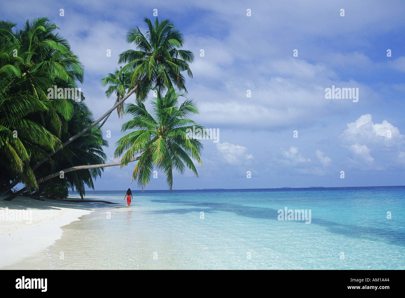 Woman in red bikini ensemble sur la rive déserte en Maldives Banque D'Images