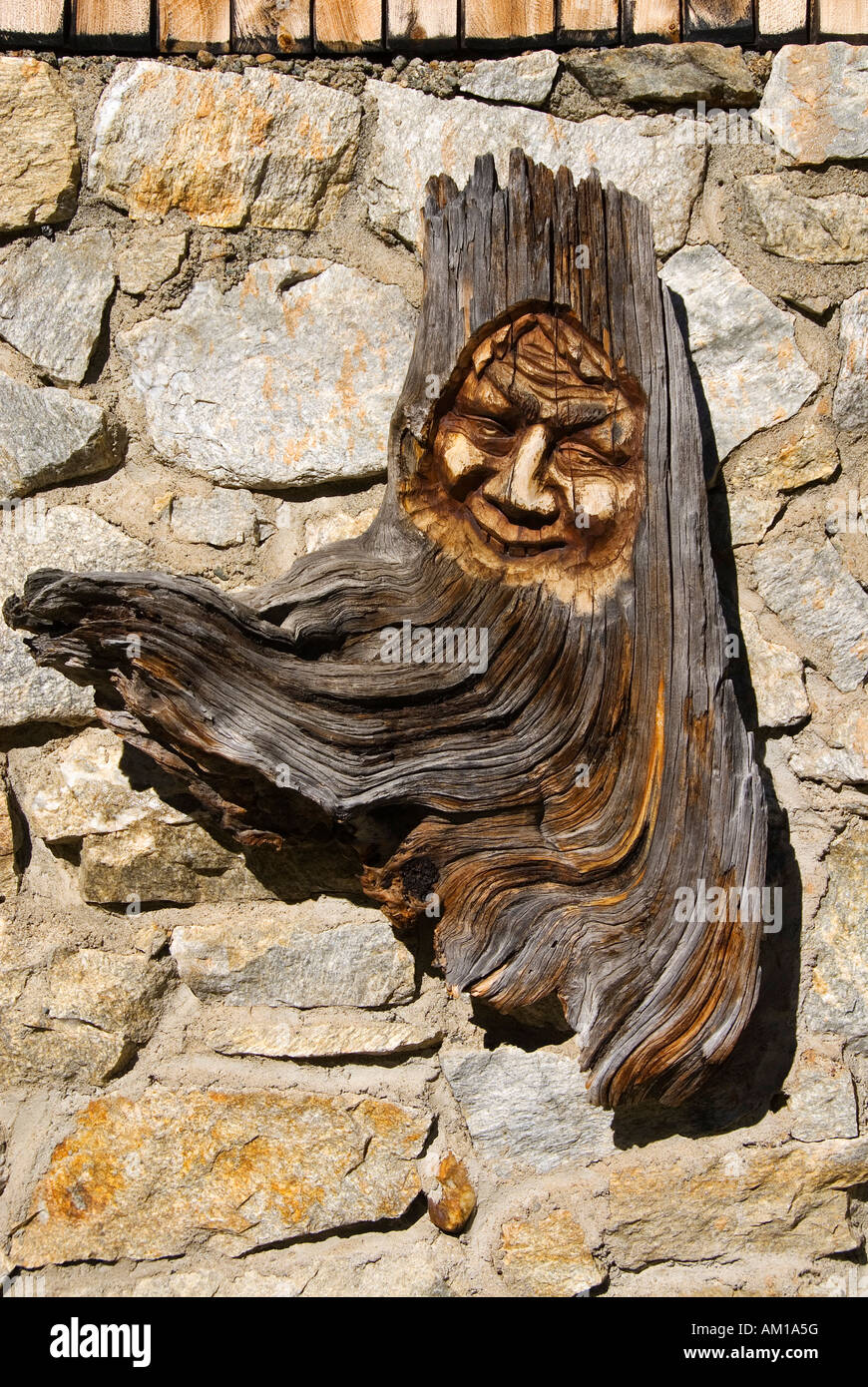 Sculpture en bois sculpté à la paroi d'un refuge de montagne dans la vallée  de Stubai, dans le Tyrol, Autriche Photo Stock - Alamy
