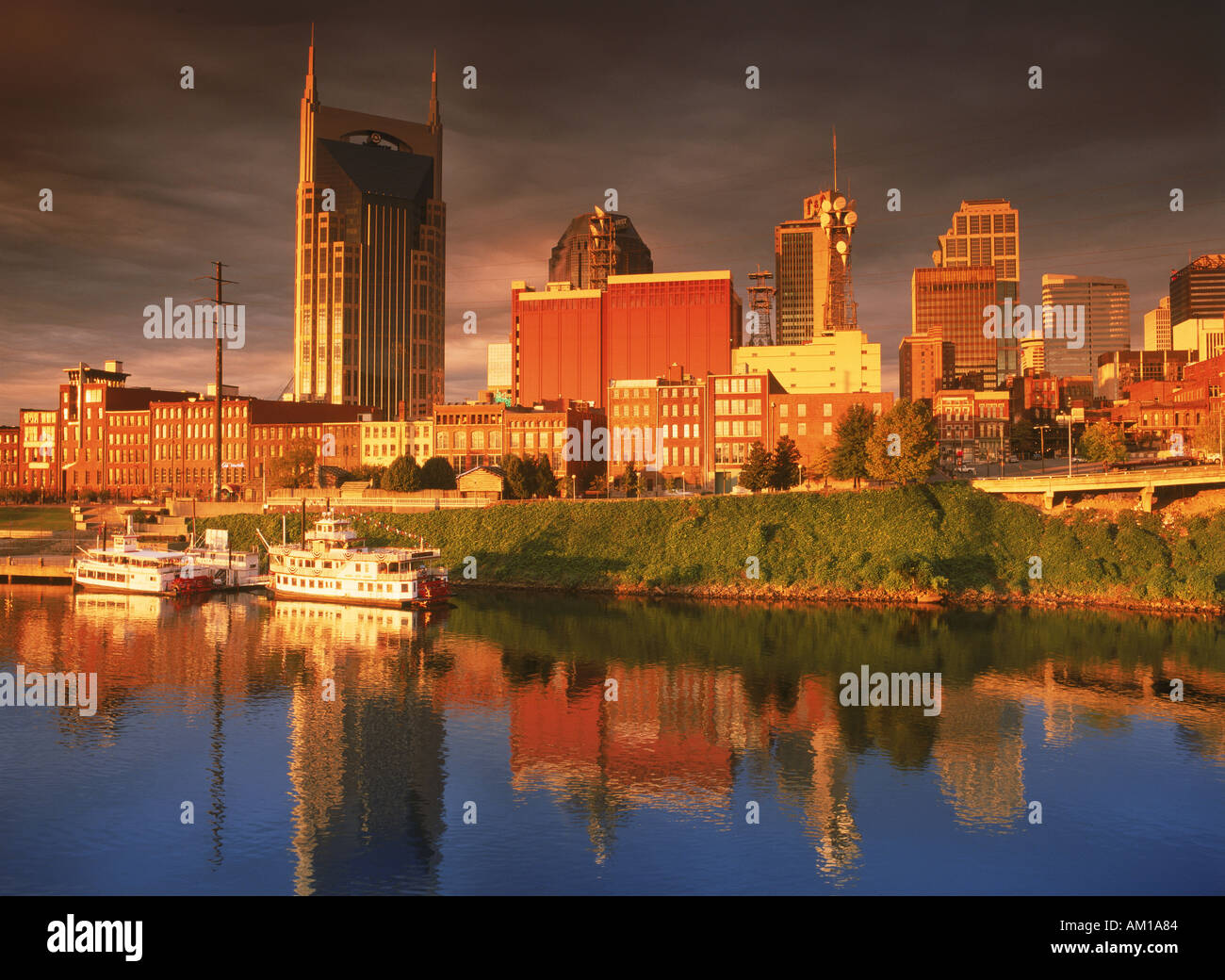 Lever du soleil contre Nashville skyline sur la rivière Cumberland au Tennessee Banque D'Images