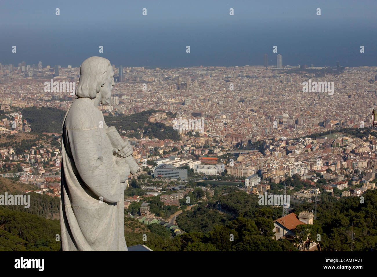 Vue sur les statues de la sanctuaire Sagrat Cor sur la colline du Tibidabo et la ville de Barcelone, Catalogne, Espagne Banque D'Images